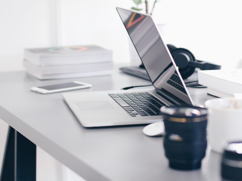 ©christopher-gower-vjMgqUkS8q8-unsplash